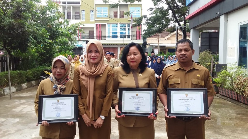 APEL PAGI RUTIN SEKALIGUS PENYERAHAN HADIAH LOMBA SEKOLAH SEHAT TINGKAT KECAMATAN SAMARINDA ILIR
