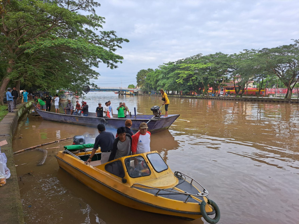 Camat Samarinda Ilir Launching "Si GEMES MUMUS"  (Aksi Gerakan Membersihkan Sampah Sungai Karang Mumus)