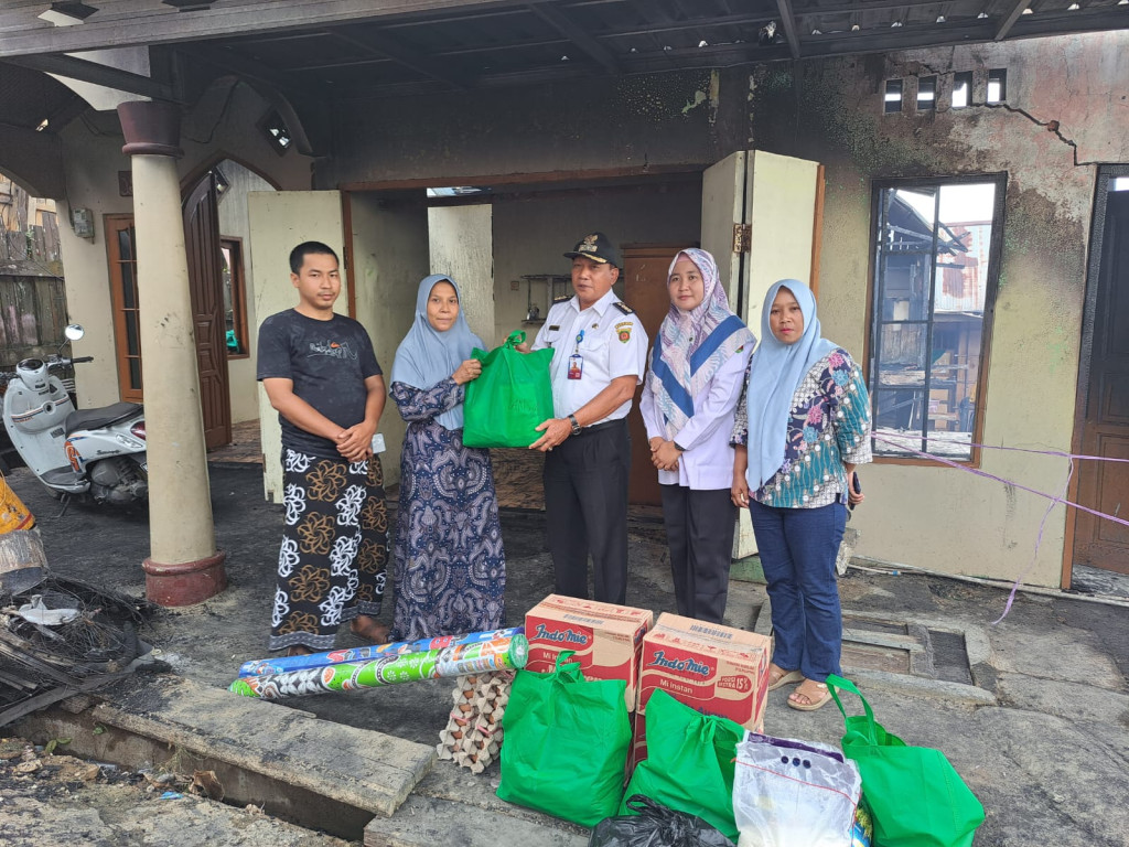 Camat Samarinda Ilir Mengunjungi Korban Kebakaran Jl. Jelawat Gang 9