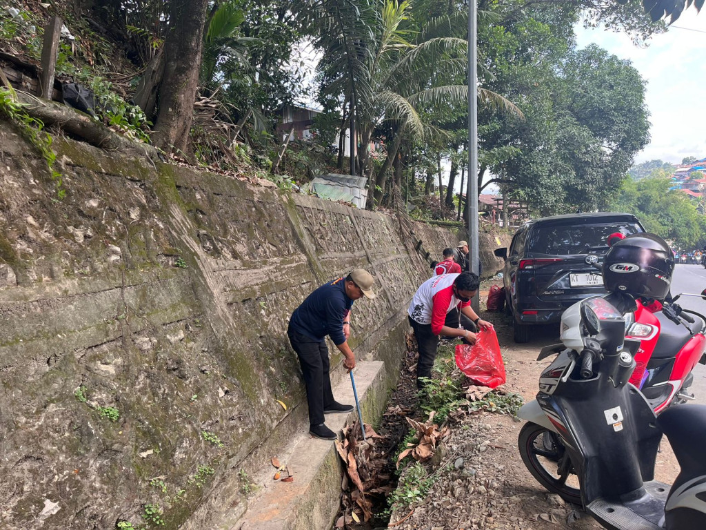 Gotong Royong di Wilayah Kecamatan Samarinda Ilir dalam rangka BBGRM ke-20 Kota Samarinda