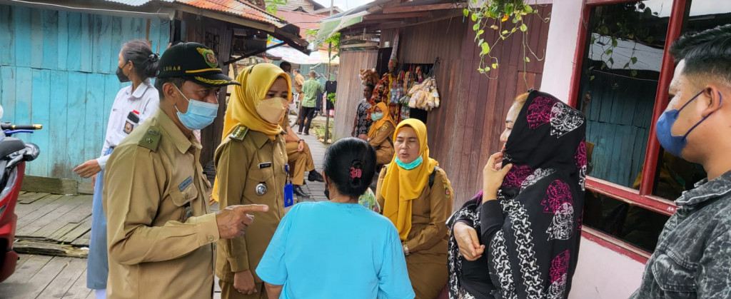 Pendataan warga Kelurahan Sungai Pinang Luar yang tinggal dipinggir Sungai Karang Mumus