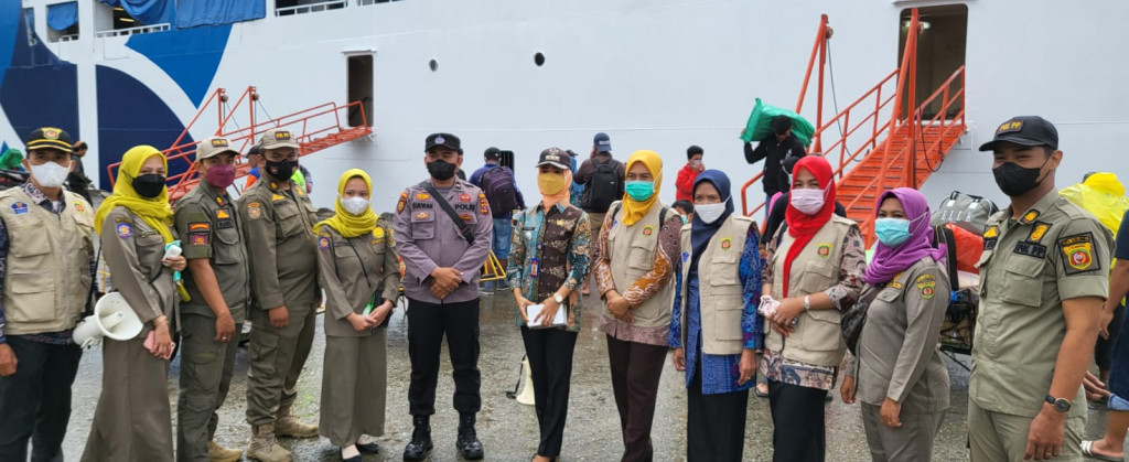 Himbauan Prokes, Monitoring Vaksinasi, sekaligus Pembagian Masker Bagi Penumpang Arus Balik dari Pelabuhan Pare² ke Pelabuhan Samarinda Melalui KM PRINCE SOYA