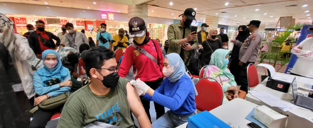 Monitoring Gerai Vaksin Presisi Polresta Samarinda di Mal SCP