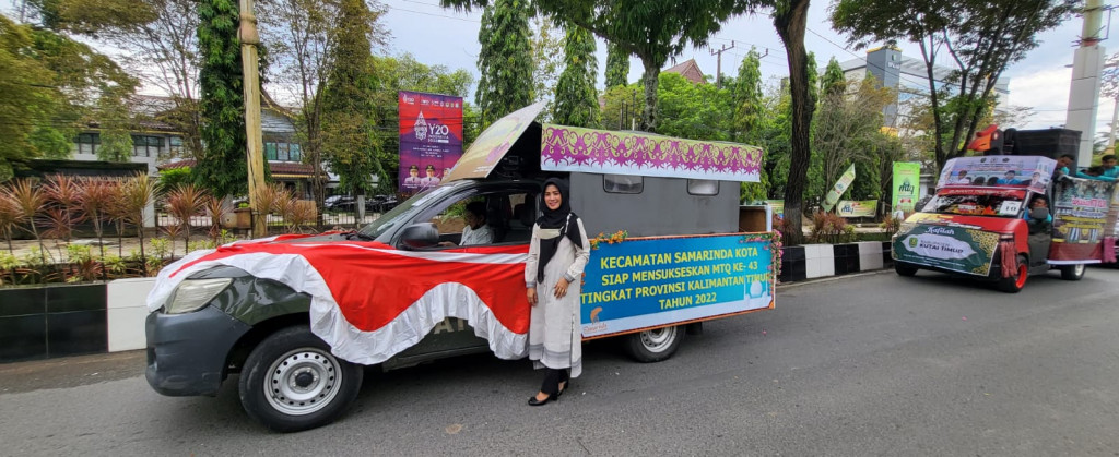 Mengikuti Pawai Ta'aruf MTQ Ke 43
