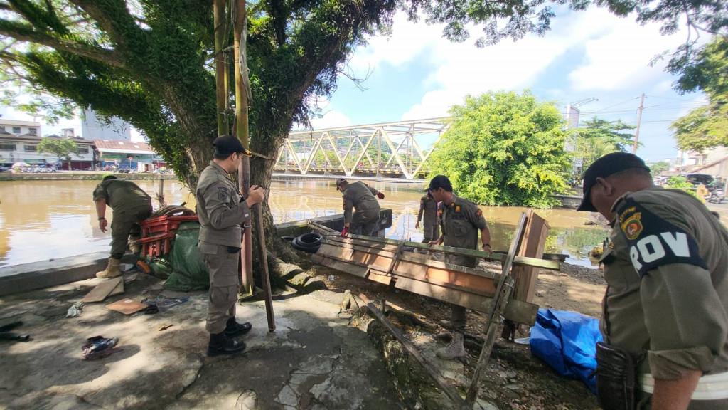 Pembongkaran Lapak PKL disepanjang Jl. Musso Salim dan Jl. Suriansyah