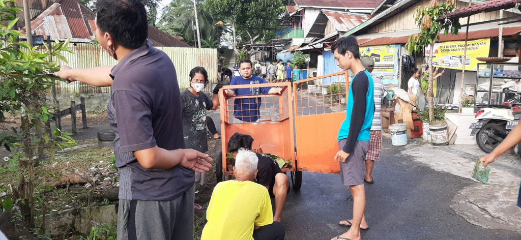 Kegiatan gotong royong di Kelurahan Bugis