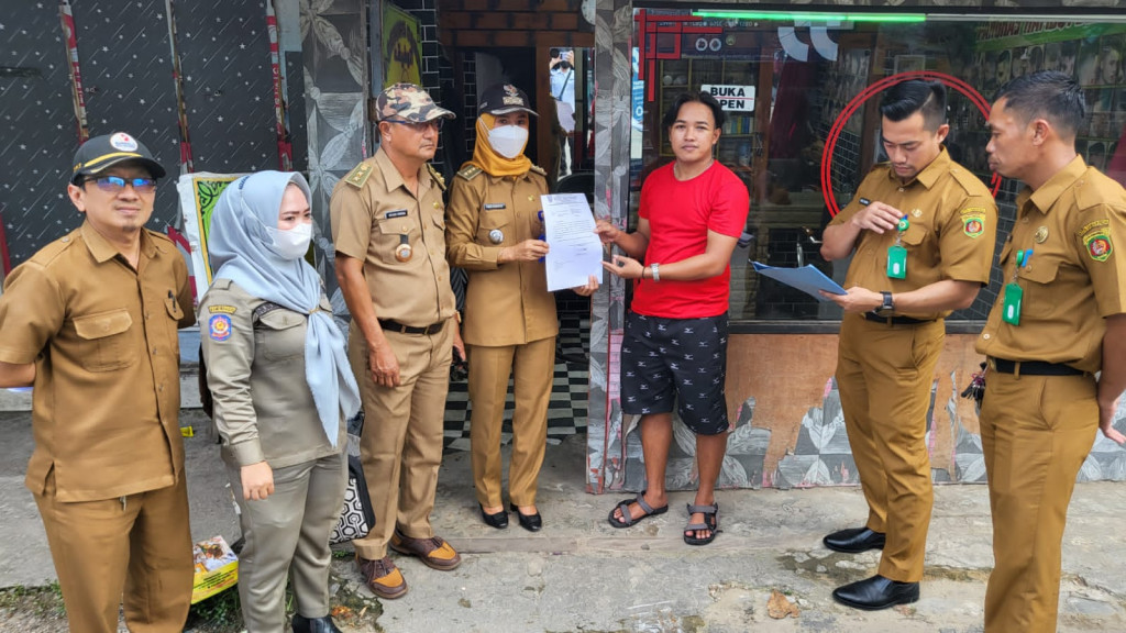 Monitoring dan Pembongkaran Mandiri Bangunan di Sekitar GOR Segiri Samarinda
