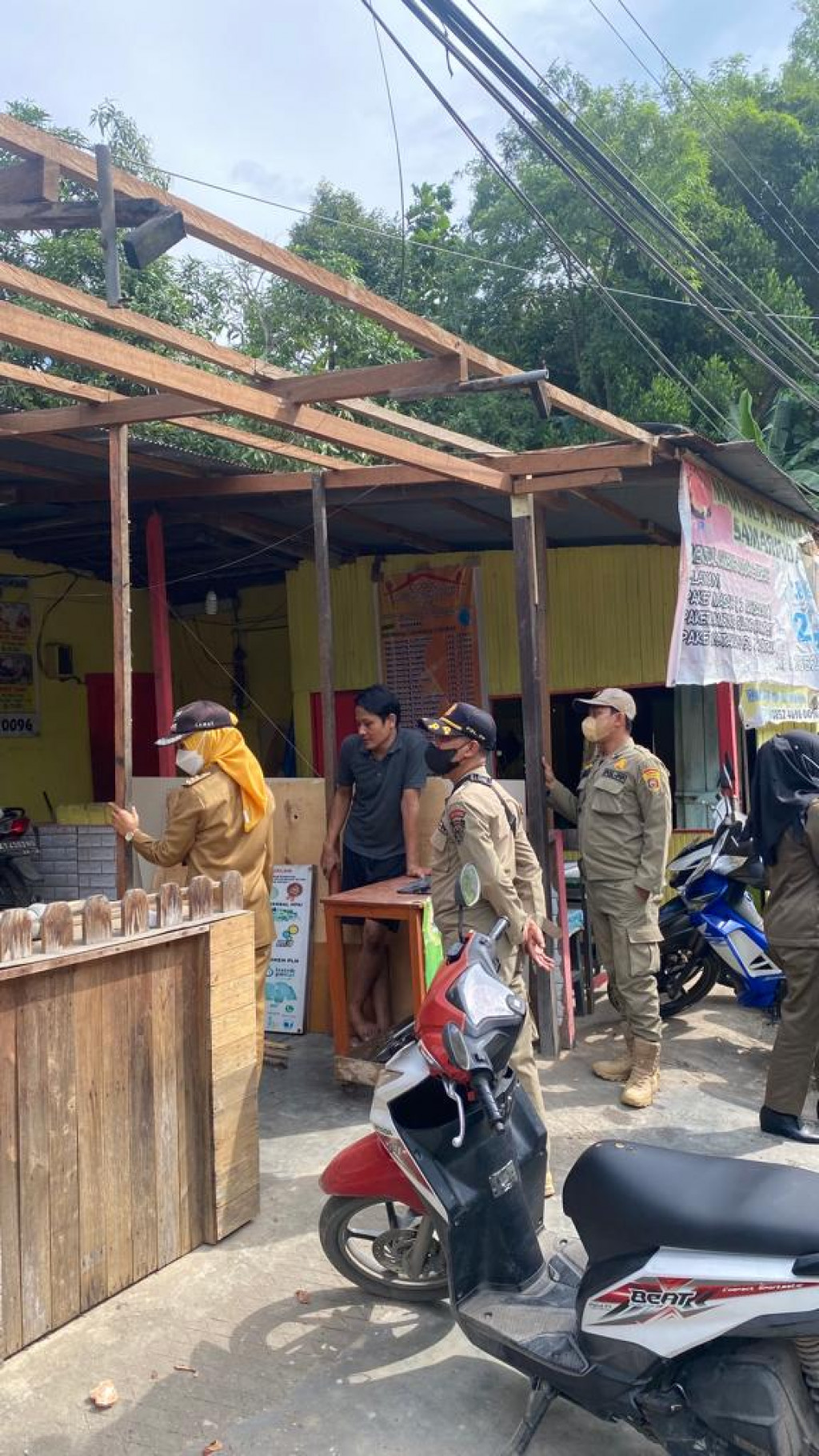 Monitoring Pembongkaran Bangunan Liar Secara Mandiri di Sekitar GOR Segiri dan Penertiban PKL Lainnya