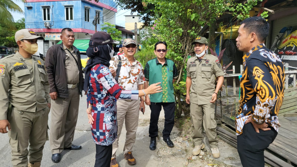 Memastikan Pembongkaran Mandiri Bangunan Liar dan PKL diwilayah GOR Segiri dan sekitarnya