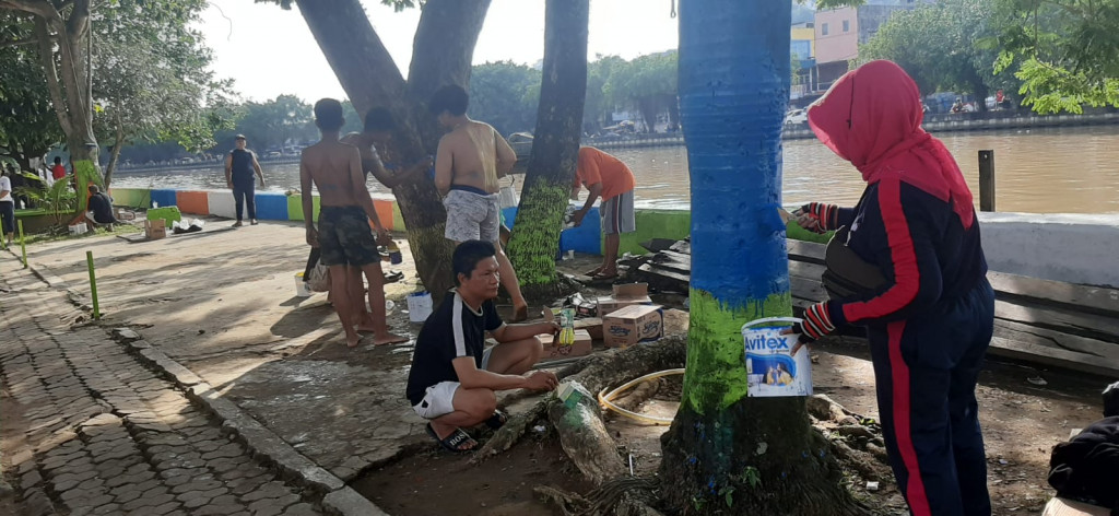 Kegiatan Gotong Royong dan Pengecatan ditepian Karang Mumus