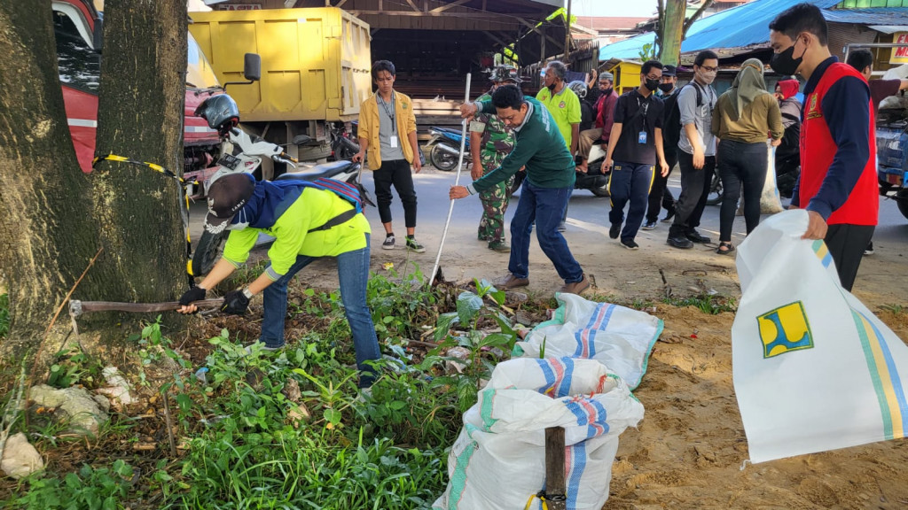 Kerja Bakti Membersihkan Sampah diareal Play Ground Kelurahan Sungai Pinang Luar