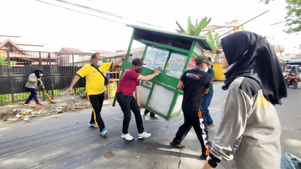 Pembongkaran Rombong-Rombong PKL yang di taruh di pinggir jalan Abdul Muntalib