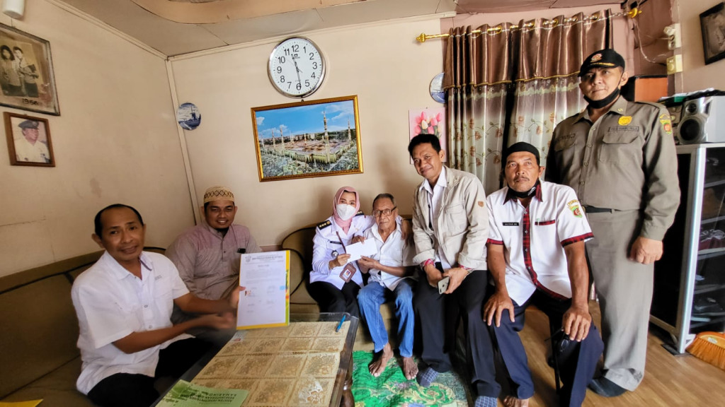 Penyerahan Bantuan Uang Kerohiman Kepada Mantan Kepala Kampung Sungai Pinang Luar