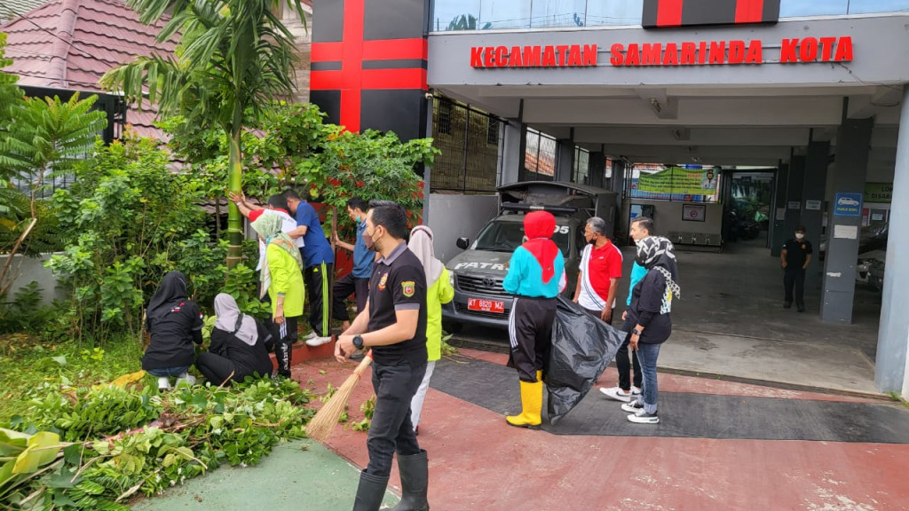 Kerja Bakti Dilingkungan Kantor Kecamatan Samarinda Kota
