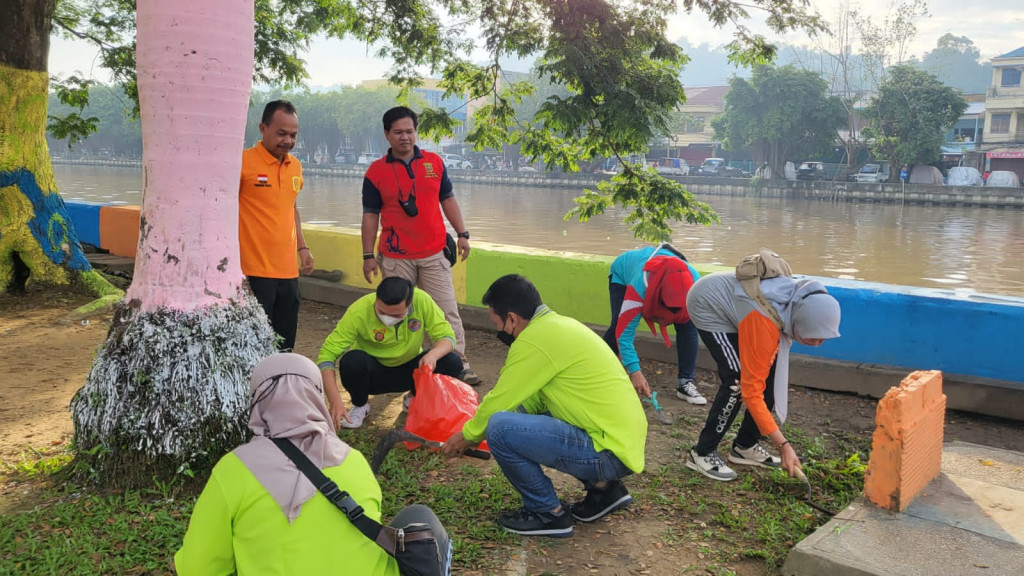 Pelaksanaan kerja bakti besar disepanjang sungai karang Mumus Kecamatan Samarinda Kota 