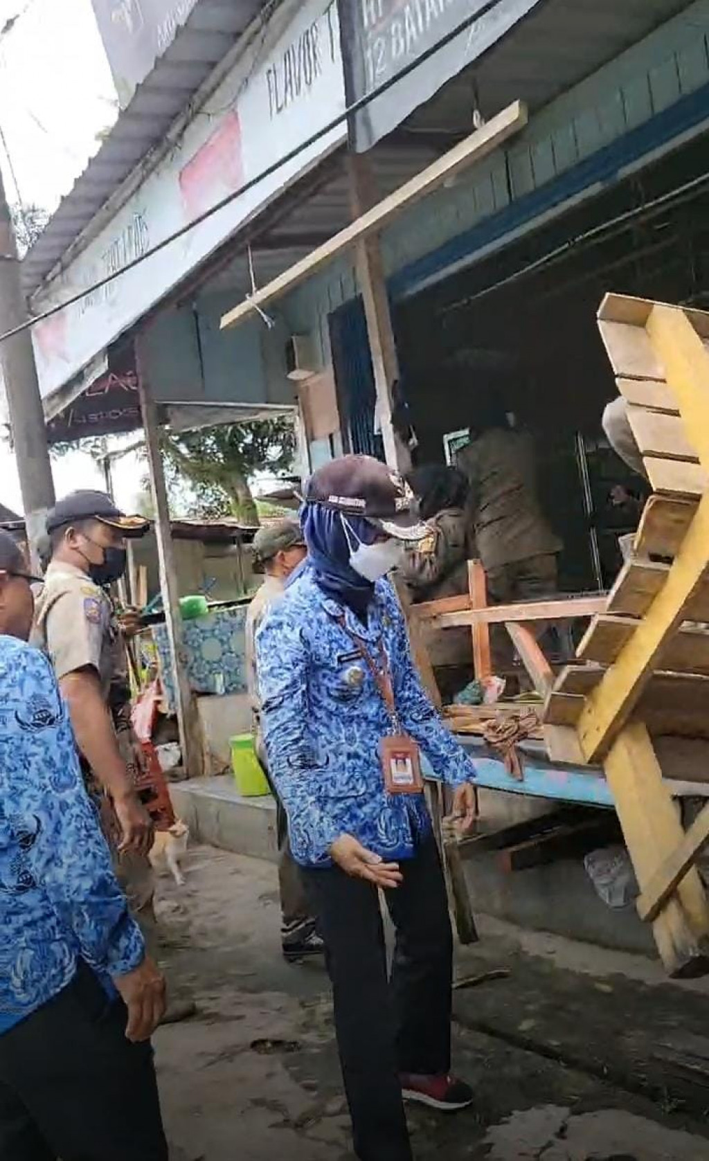 Membongkar lapak PKL dan bangunan liar disekitar GOR Segiri
