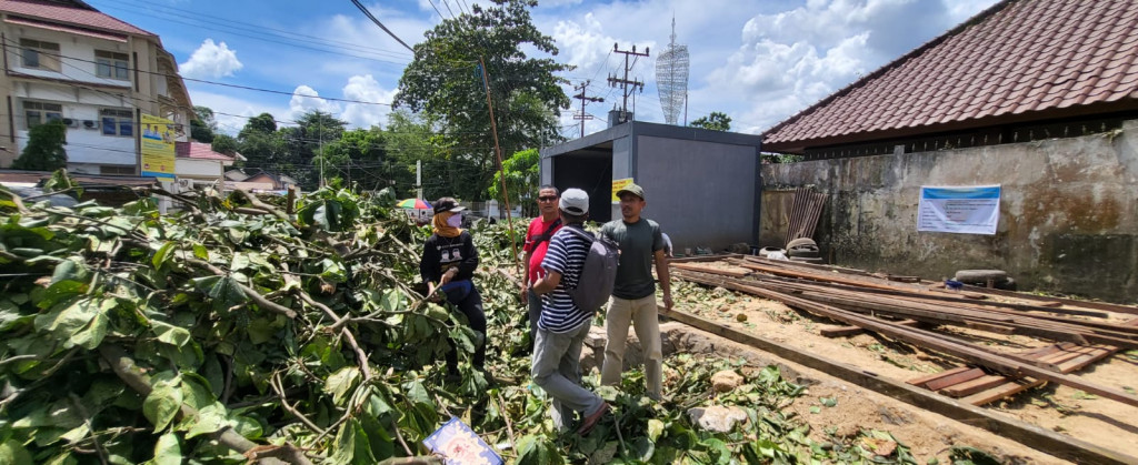 Kerja Bakti Penebangan Pohon di Lingkungan TPS Milono