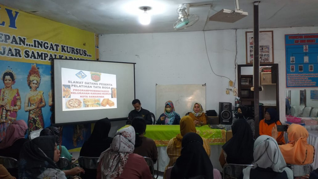 Pelatihan Tata Boga Probebaya Kelurahan Karang Mumus