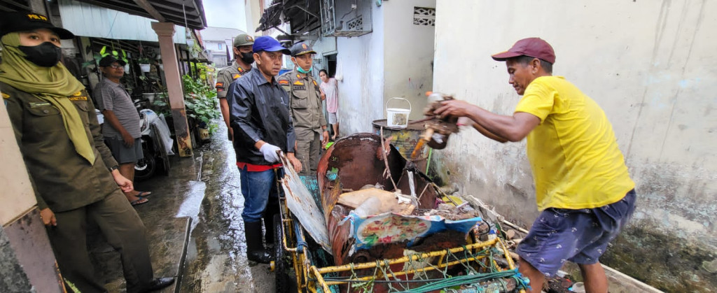 Kerja bakti pembersihan sampah dan drainase di RT. 20 Kelurahan Sungai Pinang Luar
