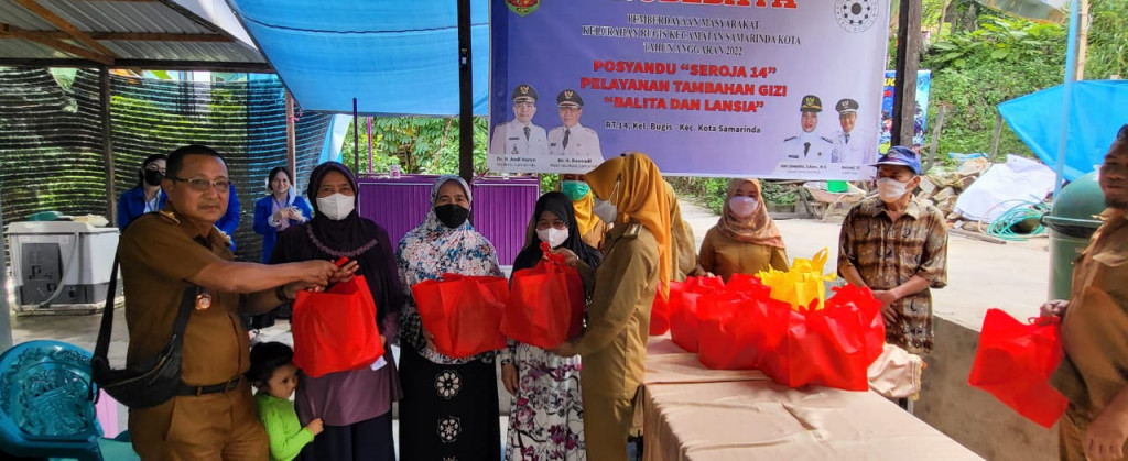 Penyerahan Bantuan Makanan Tambahan Bagi Balita dan Lansia di Posyandu Seroja 14 RT. 14 Kelurahan Bugis