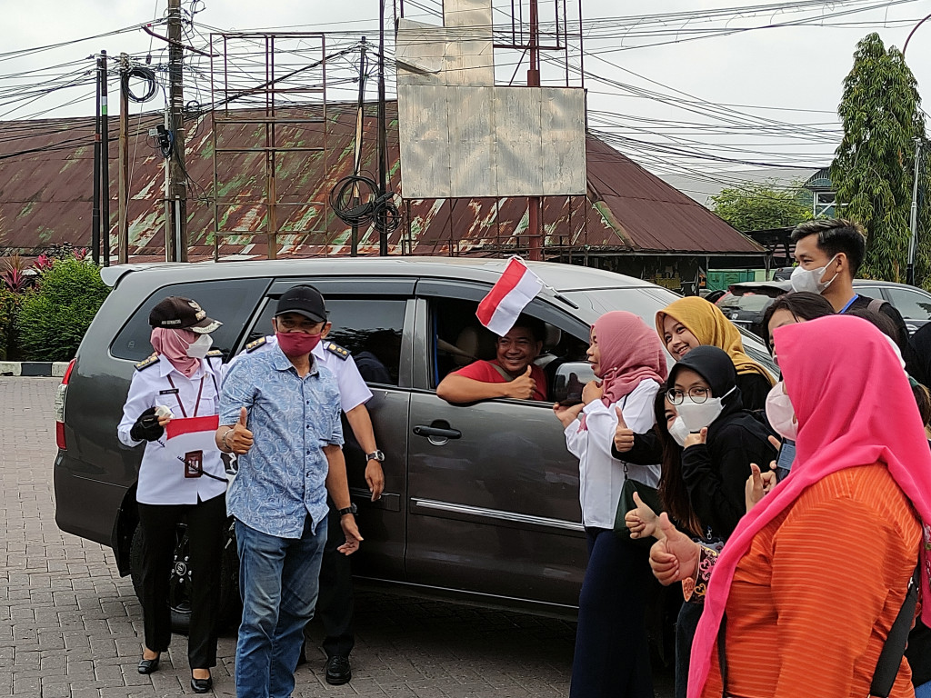 Pembagian Bendera Merah Putih Secara Serempak