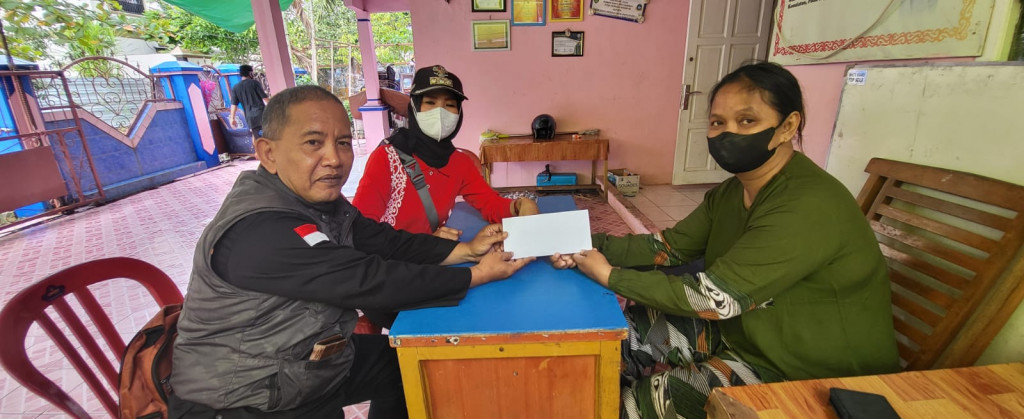 Menyerahkan Bantuan Biaya Pemakaman Kepada Lansia Yang Dititipkan Pada Rumah Lansia FJDK