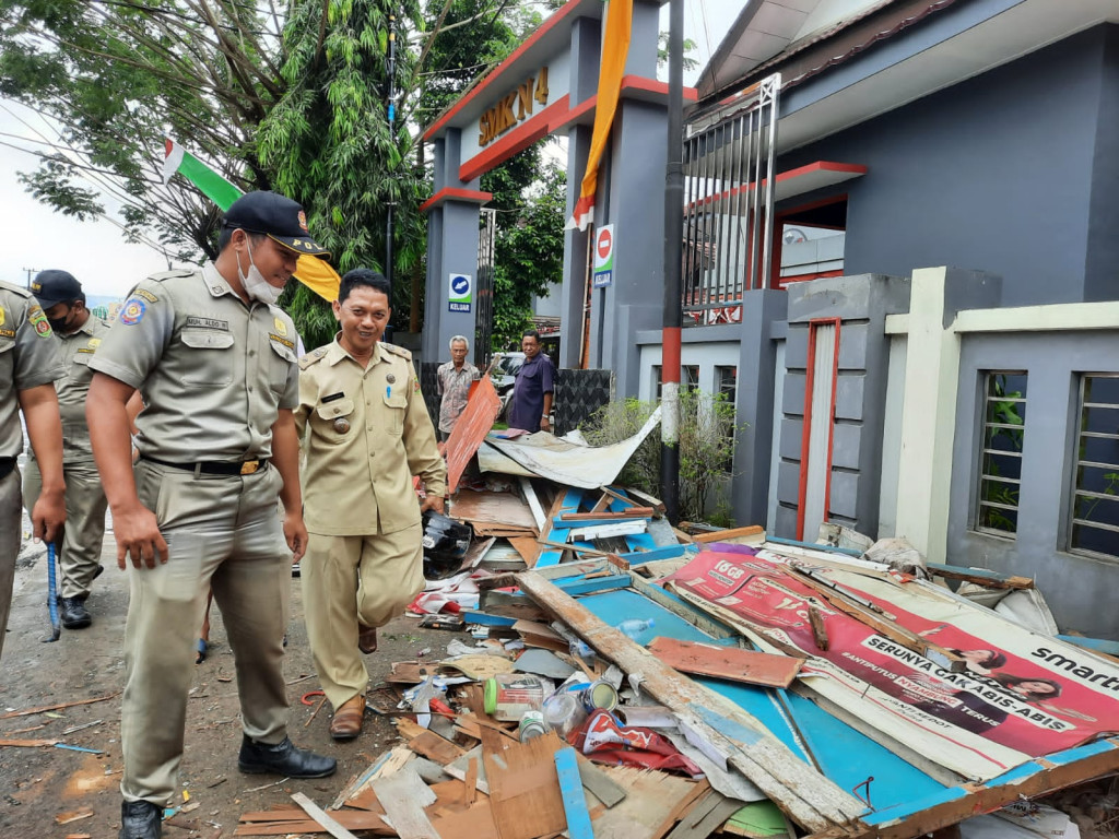 Pembongkaran Lapak PKL di Jalan Ahmad Dahlan dan Taman Samarendah