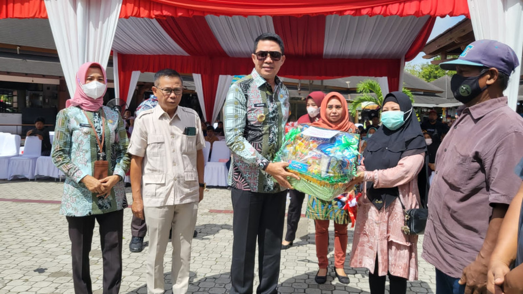 Penyerahan Bantuan Kegiatan Probebaya Kepada Masyarakat Di Kelurahan Se-Kecamatan Samarinda Kota