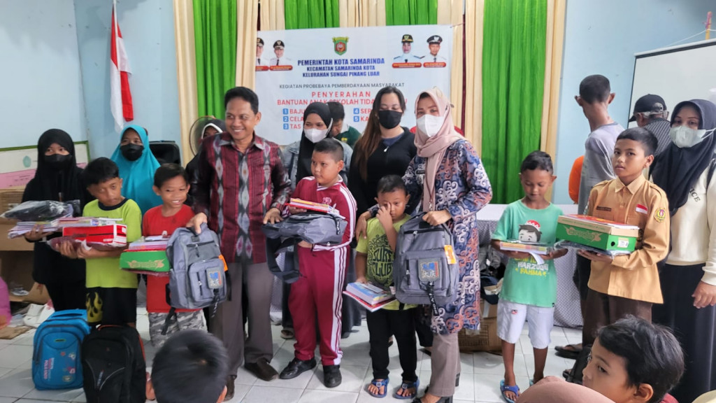 Penyerahan Bantuan Seragam Sekolah dan Peralatan Sekolah Oleh Pokmas Al Manar Kelurahan Sungai Pinang Luar