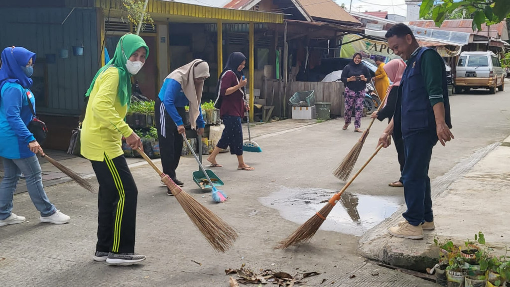 Kerja Bakti Bersama Kelurahan Sungai Pinang Luar dan PKK Kecamatan Samarinda Kota