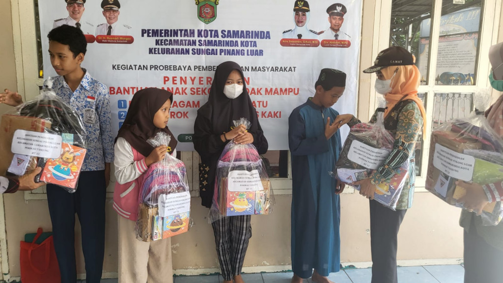 Penyerahan Bantuan Seragam Sekolah dan Peralatan Sekolah