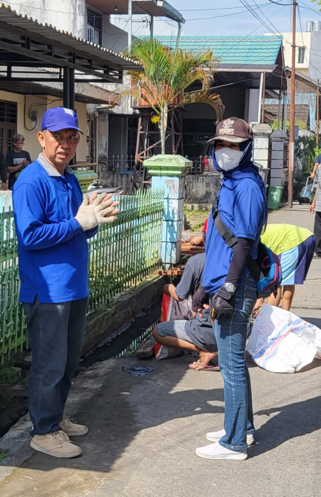 Kerja Bakti Pengerukan Sedimen Pada Jalan Dan Parit Lingkungan