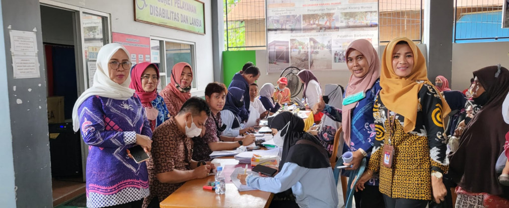Menyerahkan Bantuan Token/Voucher listrik Kepada UMKM