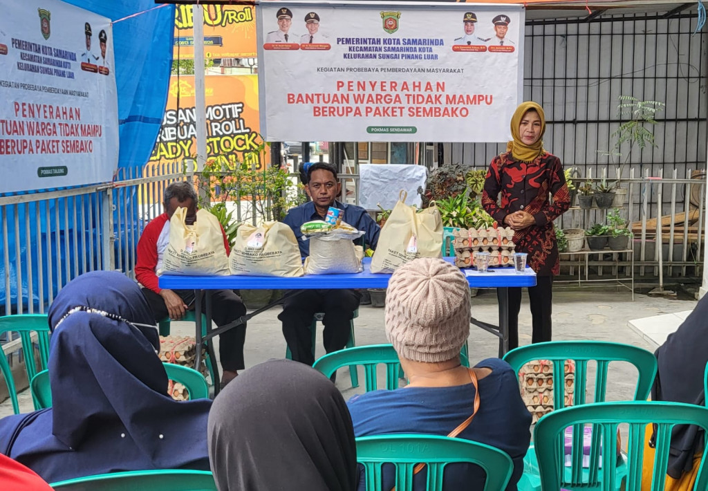 Probebaya Penyerahan Bantuan Paket Sembako bagi Warga Tidak Mampu Di Kelurahan Sungai Pinang Luar