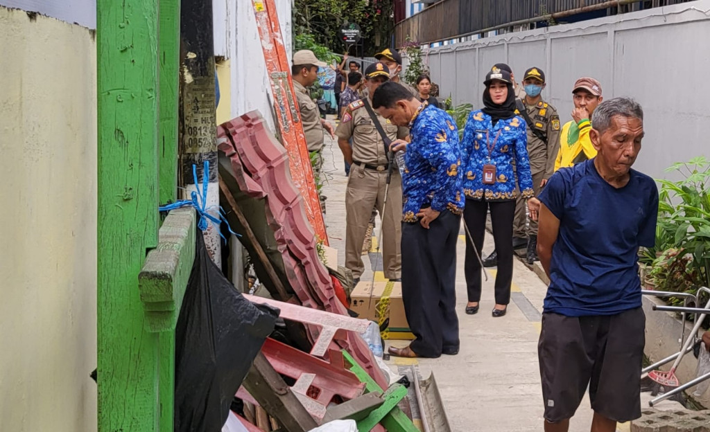 PEMBONGKARAN ROMBONG PKL DI ATAS DRAINASE & TENDA-TENDA PKL