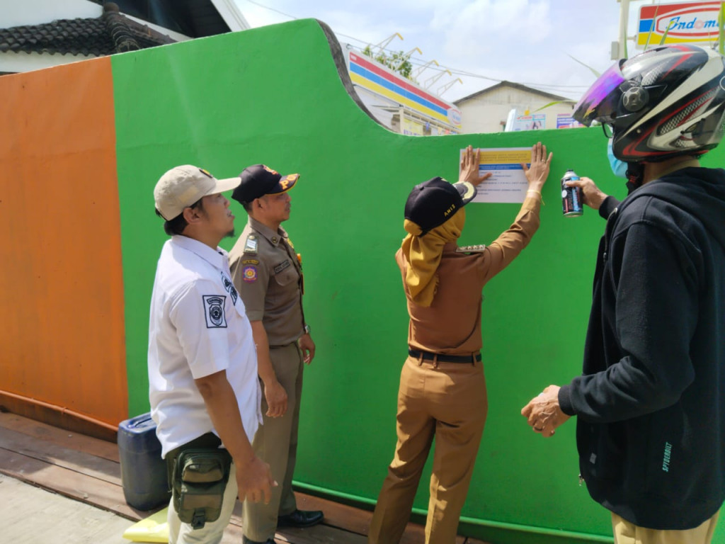 Pemasangan Stiker Pengganti Plang Proyek Probebaya Bidang Sapras