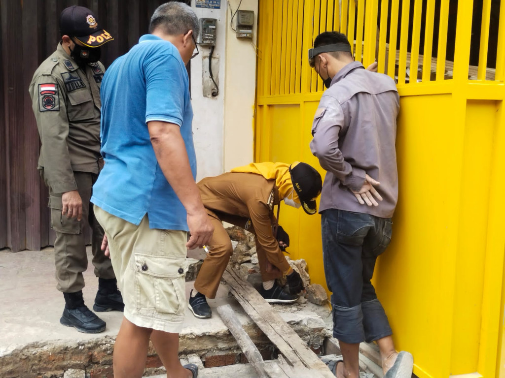 Memberikan himbauan dan peneguran secara persuasif, hari ini pemilik toko yang pagar bangunannya di atas Drainase di bongkar mandiri