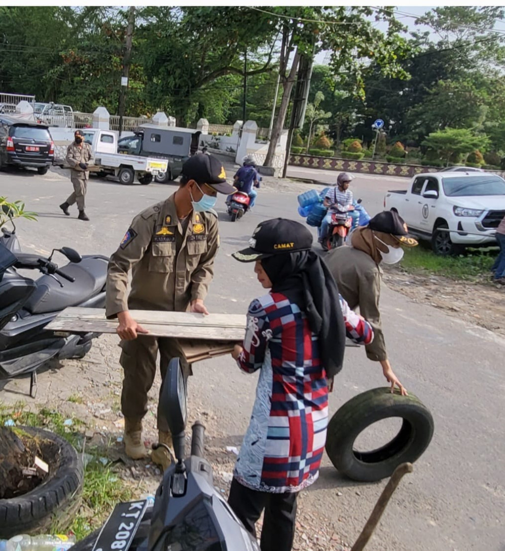 PEMBONGKARAN ROMBONG-ROMBONG DAN LAPAK PKL SERTA PENEGURAN PARKIR MOBIL RUSAK