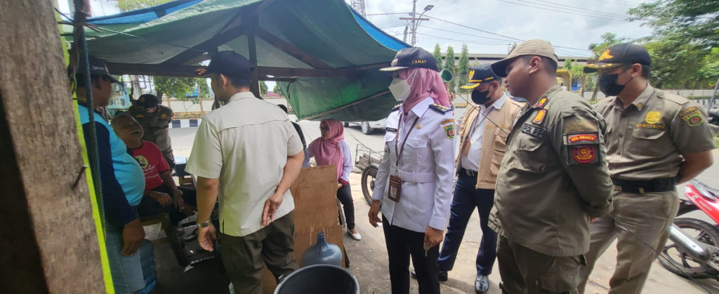 Peneguran Kepada PKL dan Pemulung Yang Menumpuk Barang-Barangnya