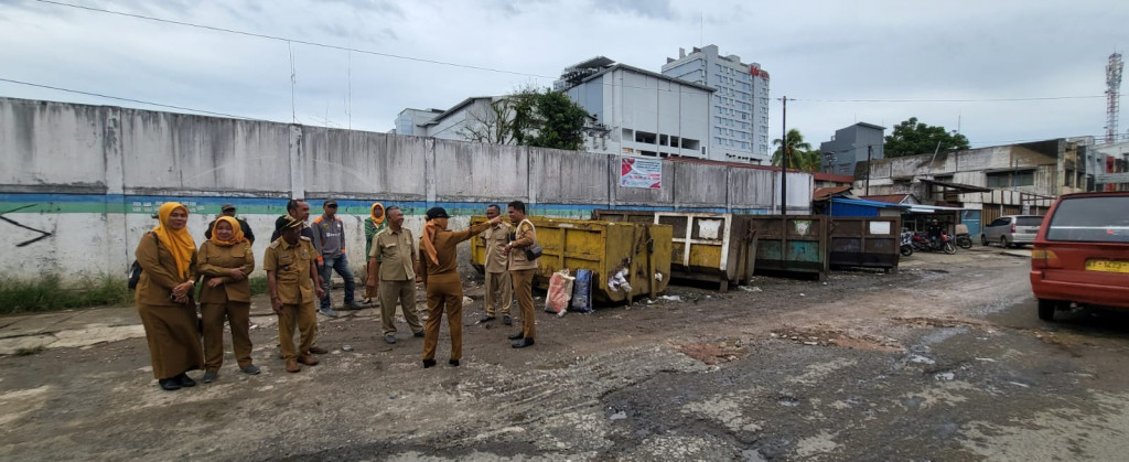 Menindaklajuti TPS yang Menjadi Keluhan Ketua RT. 04 Kelurahan Pelabuhan