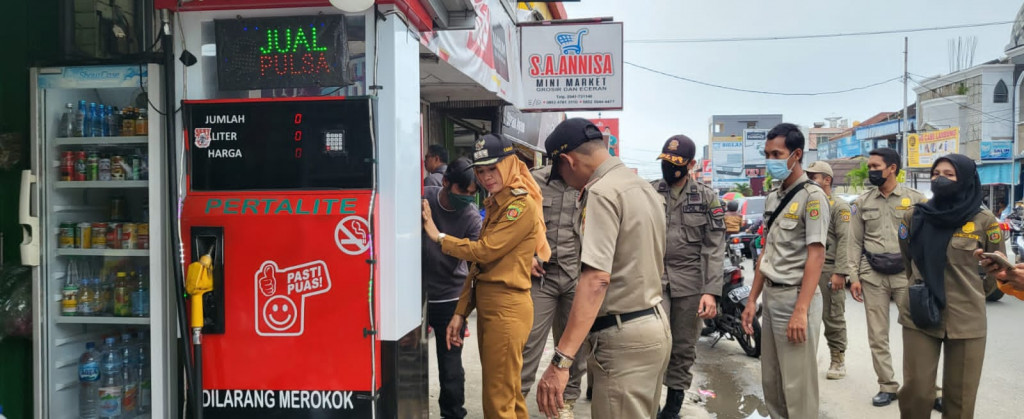 Pembongkaran lapak PKL dan Peneguran Pom Bensin Mini diatas Trotoar