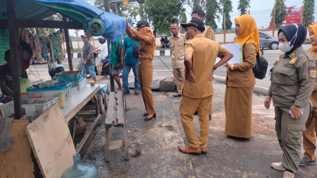 PENEGURAN LANGSUNG KEPADA PEMULUNG DAN LAPAK PKL YANG MELANGGAR PERDA