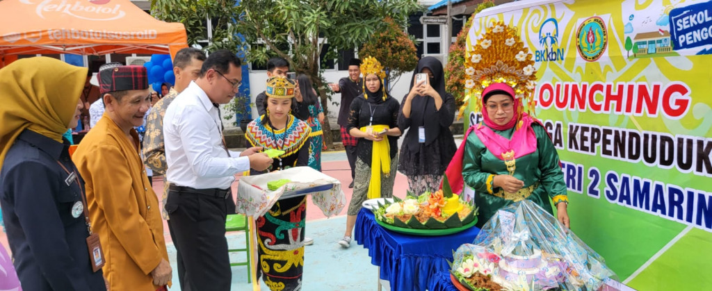 Menghadiri Launching Sekolah Siaga Kependudukan dan Pentas Seni SMP Negeri 2 Samarinda