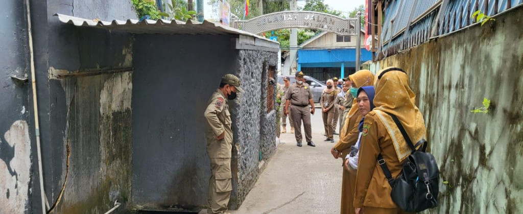 Peneguran dan Mediasi Kepada Pemilik Bangunan Liar dan PKL Diatas Drainase