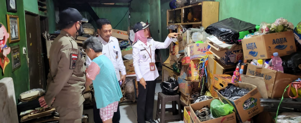 Peneguran Kepada Pemulung Agar Tidak Menumpuk Sampah Dirumahnya Terlalu Lama