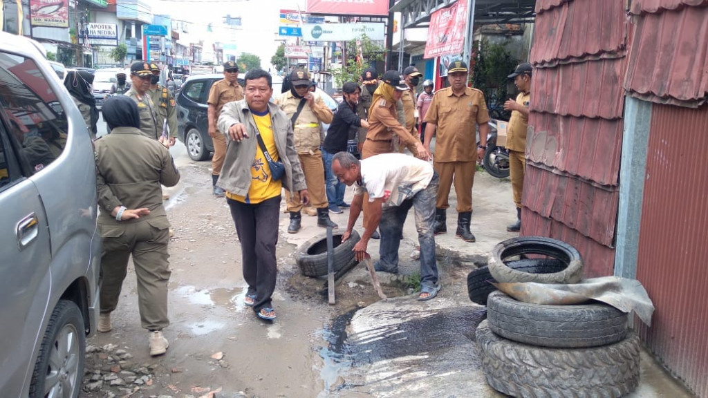 Tinjau Pekerjaan Bangunan Bersama Wasbang PUPR Serta Menertibkan PKL Tambal Ban