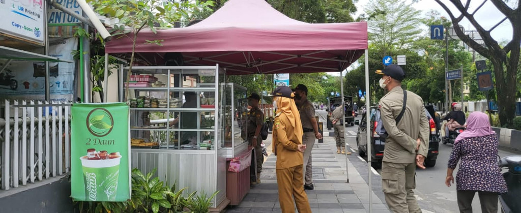 Membongkar Tenda Stand Wadai Diatas Trotoar