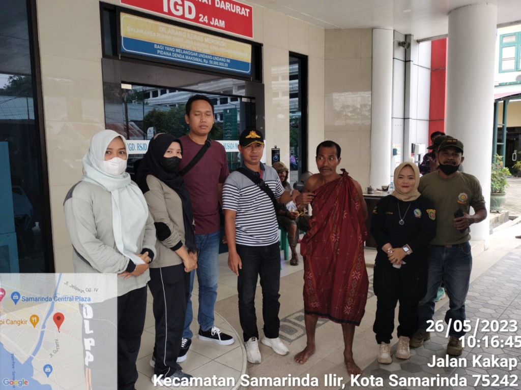Evakuasi ODGJ Disimpang 4 RS. Darjat Untuk Dibawa Ke RS. Atma Husada Mahakam