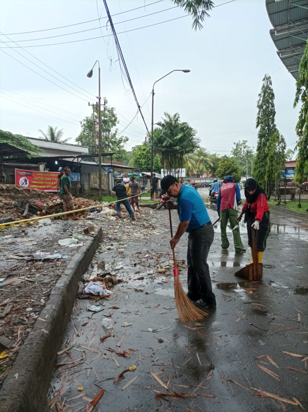 Kegiatan Gotong Royong Di Jl. Stadion Timur GOR Segiri