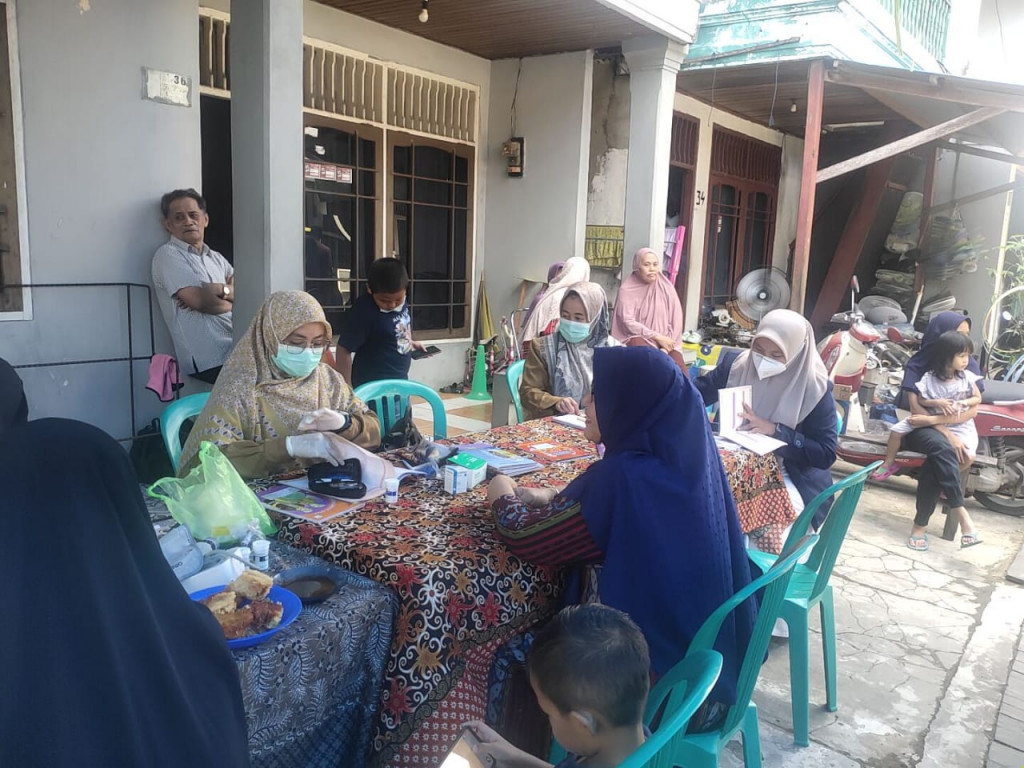 SKRINING KESEHATAN DI POSYANDU LANSIA SENDAWAR DI SUNGAI PINANG LUAR